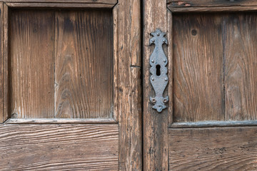 Fototapeta na wymiar key hole wooden door