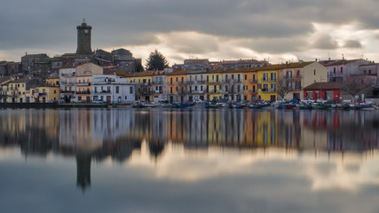 Borgo dei pescatori di Marta riflesso sul lago