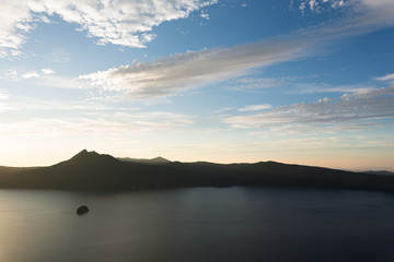 日本・北海道東部の国立公園9月、夜明けの摩周湖