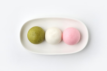 三色 まんじゅう 饅頭 日本のお菓子 和菓子 白背景