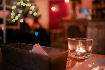 キャンドルが置かれた12月のカフェテーブル