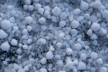 Graupelkörner, Hagel nach einem Gewitter, Das Unwetter verursachte, richtete in der Natur,...