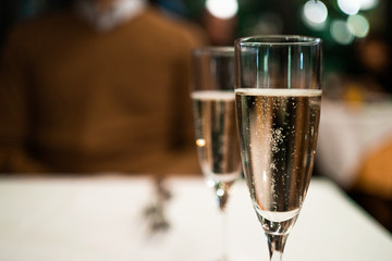 レストランのテーブルに置かれた２脚のシャンパングラス