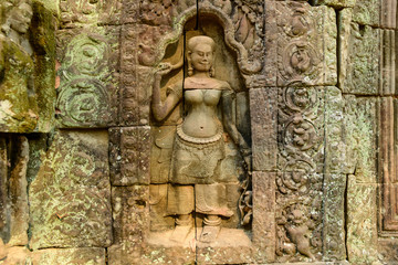 Une statue de devata sur un mur du temple Ta Som dans le domaine des temples de Angkor, au Cambodge