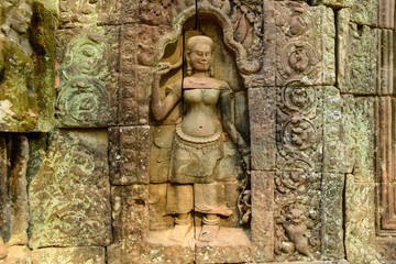 Une statue de devata sur un mur du temple Ta Som dans le domaine des temples de Angkor, au Cambodge