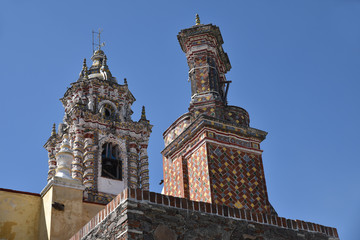 Fototapeta na wymiar Clochers de Santa María Tonantzintla, Mexique