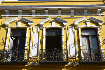 Façade jaune au Mexique