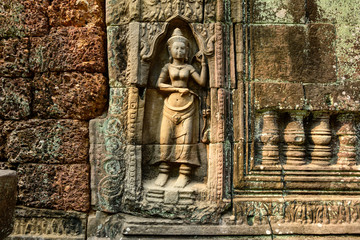Une statue d'une devata à l'intérieur du temple Ta Som dans le domaine des temples de Angkor, au Cambodge