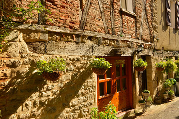 Vieille façade pierres et poutres fleurie à Saint-Antonin-Noble-Val (82140), département du Tarn-et-Garonne en région Occitanie, France