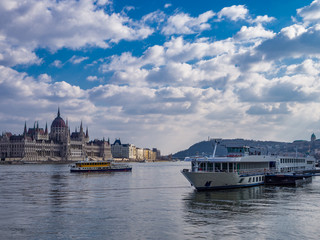 Schiffe auf der Donau vor dem Parlamant in Budapest, Ungarn