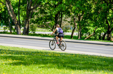 Naklejka premium Cyclist ride on the bike path in the city Park