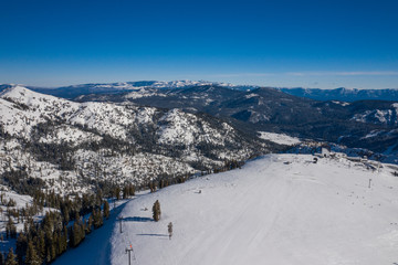Vue aérienne de la station de ski Alpine Meadows, à Squaw Valley