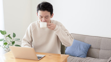男性　パソコン　コーヒー