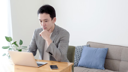 男性　パソコン　考える