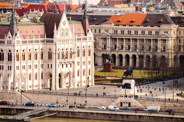 Obraz premium Small square in front of Parliament house.