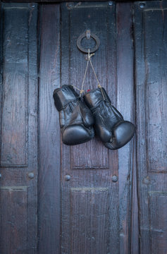 viejos guantes de boxeo negros colgando