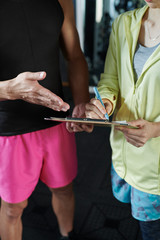 ワークアウト　若い　二人　トレーナー