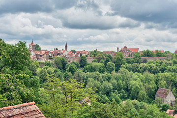 Fototapeta premium Stadt Rothenburg unter stürmischen Himmel
