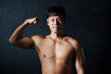 Obraz premium ワークアウト ボディビルダー 男性