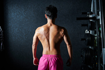 ワークアウト　ボディビルダー　男性