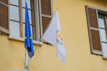 Bandiera dell'Unione Europea e del comune di Lambrugo