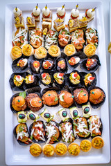 Catering Caterer Buffet Snack Appetizer Canapes  Fingerfood auf wei&szlig;er Platte