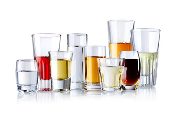 verschieden Gläser mit alokoholischen Getränken isoliert auf weiß - obrazy, fototapety, plakaty