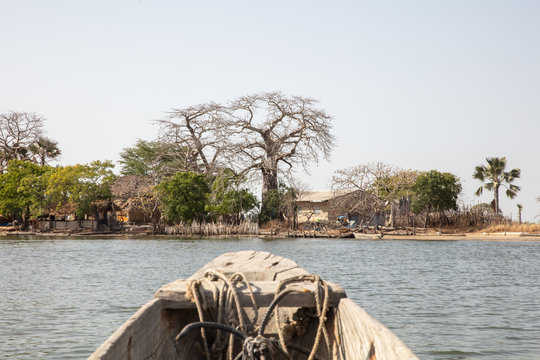 Blick aus Einbaum auf kleines Inseldorf in der Casamance, Senegal