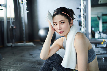 ワークアウト　若い女性　運動後