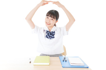 マルを示す制服姿の女子学生