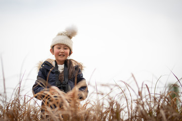 冬の草原で微笑む少女