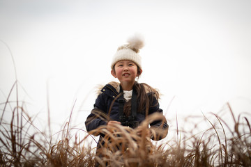 冬の草原で微笑む少女