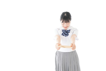 手紙を手渡す制服姿の女子学生