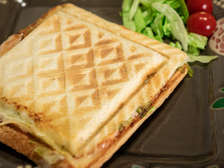 ワッフルメーカーで焼いたトースト