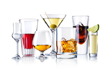 verschieden Gläser mit alokoholischen Getränken isoliert auf weiß