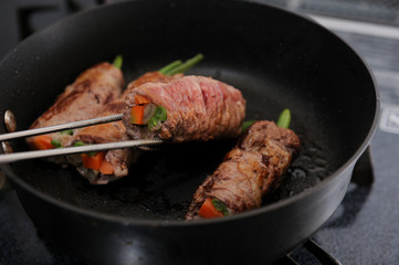 肉巻きの調理シーン