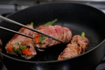 肉巻きの調理シーン