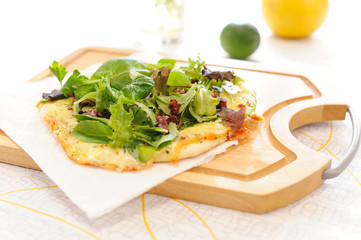 ミックスリーフとアンチョビのピザ