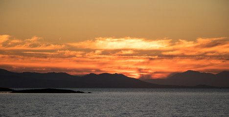 romantische stimmung bei sonnenuntergang am mittelmeer
