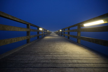 Brücke bei Nacht