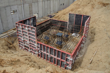 Formwork of panels on the construction of monolithic foundation walls