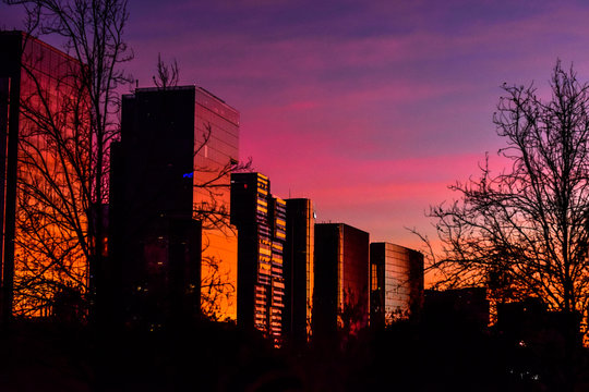 edificios al atardecer en santiago de chile