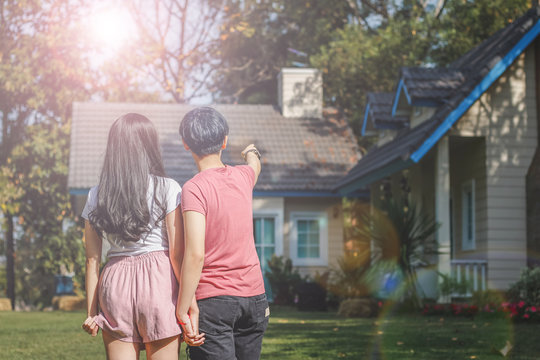 Soft Focus, couples who are choosing their favorite houses before entering into a house purchase agreement with the credit department The concept of buying a house for the stability of married life