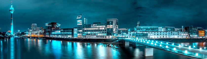 Obraz na płótnie Canvas Panorama vom Medienhafen Düsseldorf bei Nacht