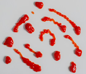 Tomaten Ketchup Spritzer auf einem weißen Hintergrund für die Freistellung Food Fotografie