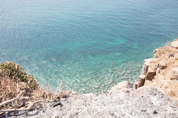 Fototapeta na wymiar Blick von Felsklippe auf Bucht mit blauen Meerwasser