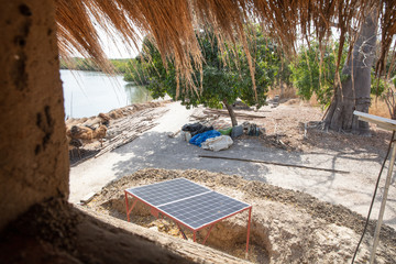 Solaranlage in kleinem Dorf in der Casamance, Senegal