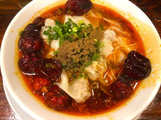激辛 ワンタン ラーメン 赤い 美味しい
