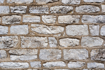 Graue Natursteinmauerwerk eines alten Gebäudes im Läuferverband erstellt