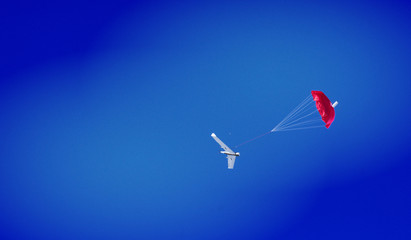 Unmanned aerial vehicle descends by parachute